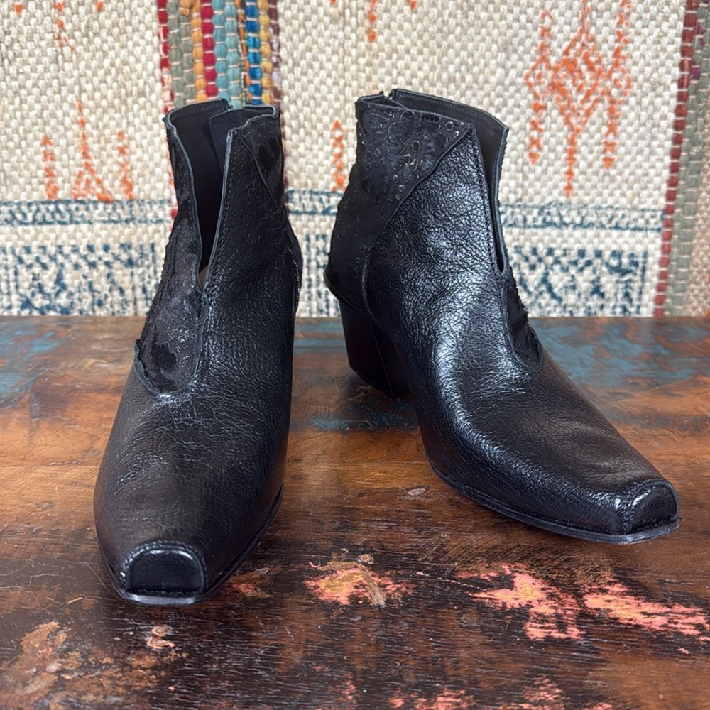 Cydwoq “Event Shoes”. Black leather with sculpted burnout details. NEW!!!